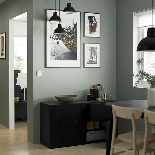 Sala de estar moderna con muebles, decoración y lámparas BESTÅ.