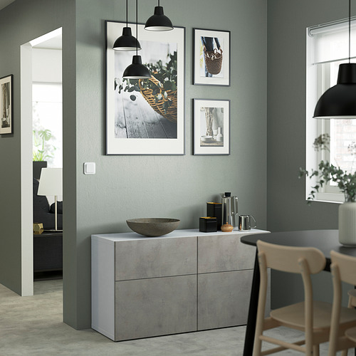 Sala de estar con mueble BESTÅ, decoración, arte, silla, luces, puerta.