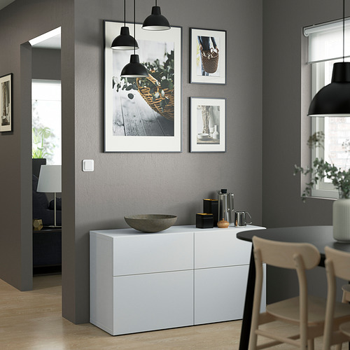 Salón moderno con mueble BESTÅ, blanco. Artículos decorativos, fotos enmarcadas y colgantes.