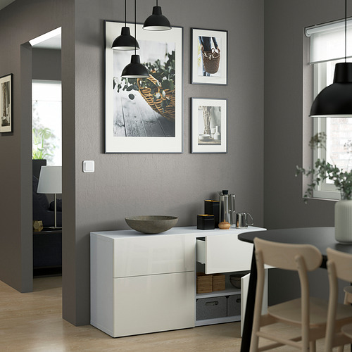 Moderna zona de comedor con aparador blanco con estantes ajustables y cajones de apertura a presión. Galería montada en la pared sobre arte enmarcado.