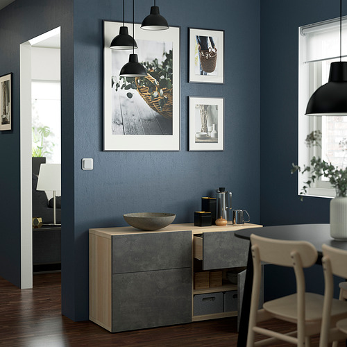 Comedor moderno con aparador gris/madera, arte y configuración de café.