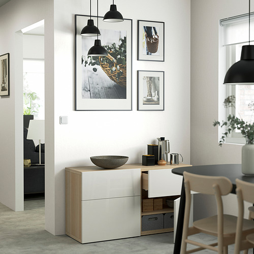 Sala de estar moderna con aparador BESTÅ con estantes ajustables, cajones de apertura y una decoración elegante.