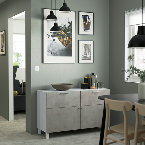 Moderna zona de comedor con aparador BESTÅ, decoración y juego de comedor junto a la ventana. O, aún más corto: moderna zona de comedor con aparador y decoración BESTÅ.