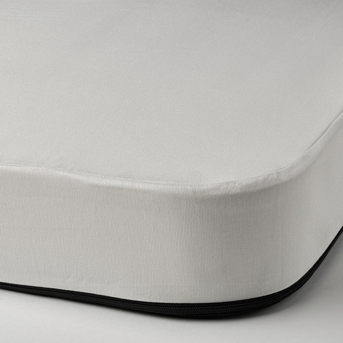 Vista de cerca de un colchón blanco de alta calidad con un borde grueso y negro y cremallera, que muestra su diseño duradero y cómodo.