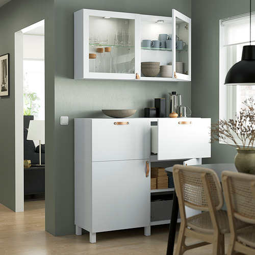 Sala de estar moderna con almacenamiento BESTÅ blanco, puertas de vidrio, manijas de madera.