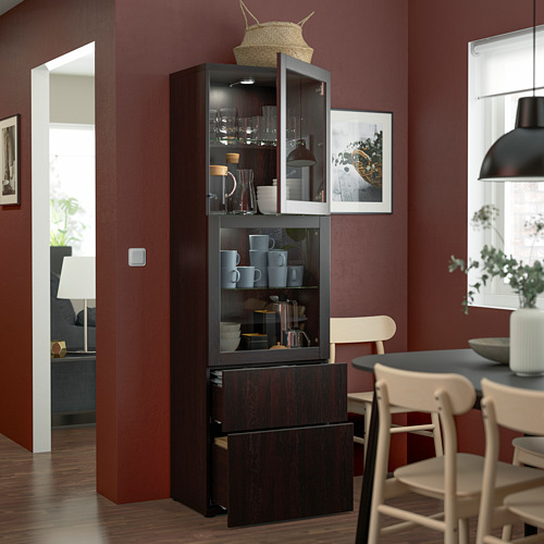 Mueble con puerta de cristal con tazas y decoración, pared burdeos, estantes ajustables. O más concisamente: vitrina con decoración y ajuste. Estantes.