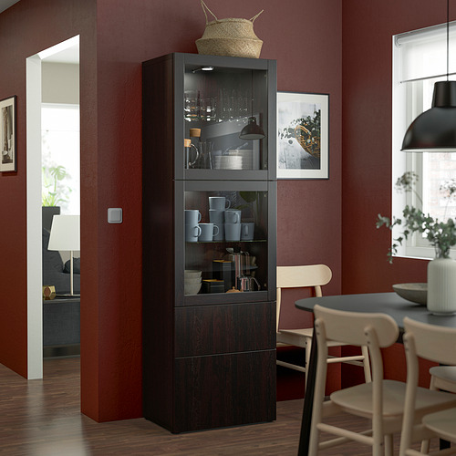 Mueble con puerta de cristal con tazas, cristalería, cesta.