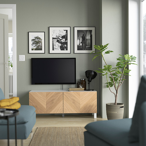 Sala de estar moderna con banco de televisión BESTÅ, plantas y decoración minimalista.