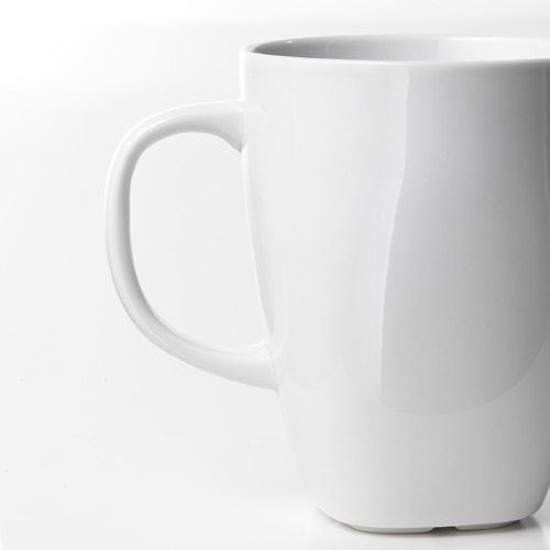 Taza blanca brillante con asa robusta sobre fondo blanco.