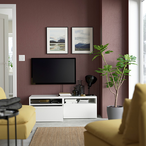 Sala de estar moderna con tv en unidad BESTÅ blanca, sillas amarillas, planta y paredes moradas.