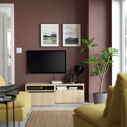 Sala de estar moderna con paredes de color lavanda, un sofá amarillo, un mueble de televisión de madera con cajones y control de cables, y cuadros enmarcados.