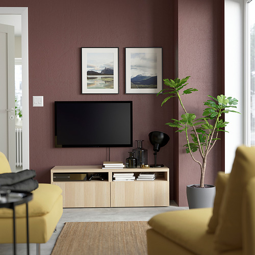Sala de estar moderna con soporte BESTÅ, tv, gestión de cable, almacenamiento, plantas, acogedor