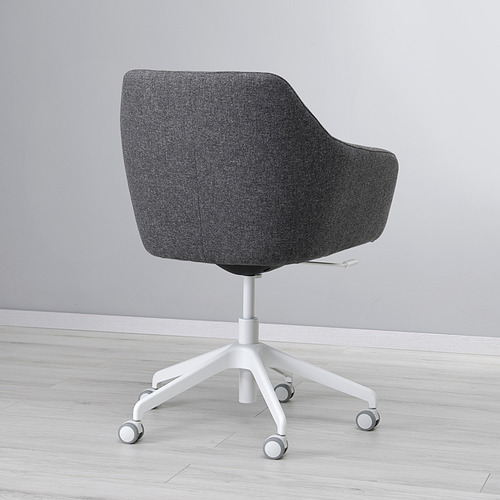Moderna silla de oficina gris con cojines y ruedas giratorias.