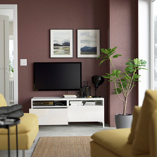 Sala de estar moderna con mueble de TV BESTÅ, sillas y plantas de interior.