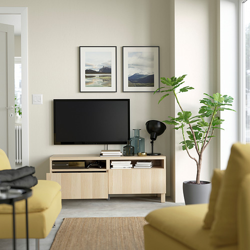 Sala de estar moderna con banco de televisión BESTÅ, sillones amarillos y almacenamiento.