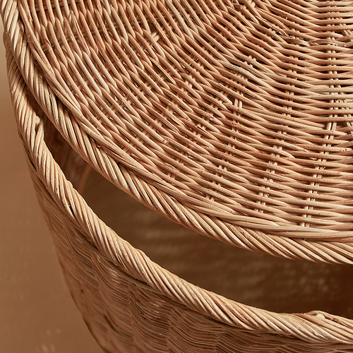 Detalle de cesta de mimbre tejido, tejido apretado, fibras naturales.