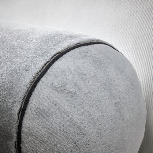Cojín gris suave, forma circular, tejido liso, costuras detalladas, acogedor y cómodo.