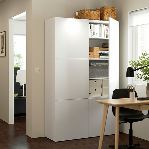 Mueble de almacenaje BESTÅ con estantes ajustables y puertas de cierre suave en la oficina en casa.
