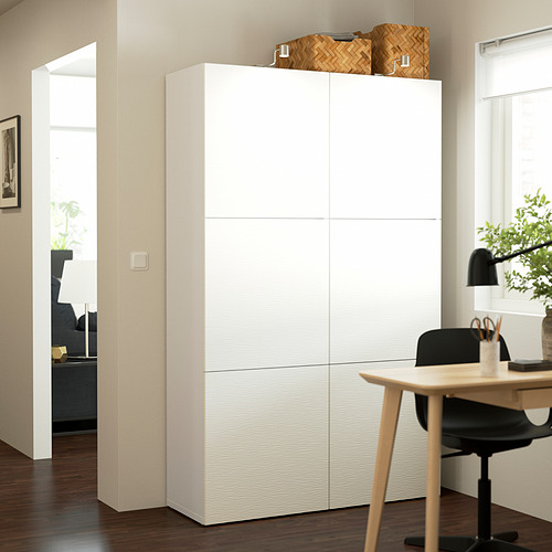 Mueble de almacenaje BESTÅ blanco con estantes ajustables, más alto que el escritorio, diseño moderno, cesta en la parte superior.