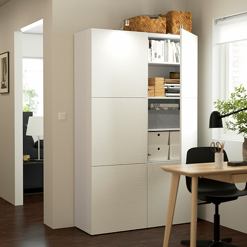 Mueble de almacenaje BESTÅ con estantes, cajones, libros y cesta.