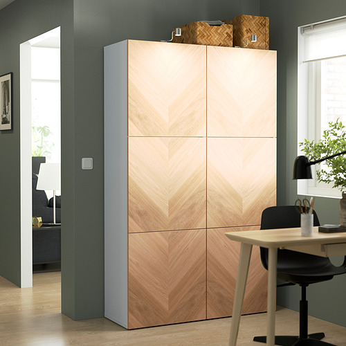 Mueble de almacenamiento alto ikea BESTÅ con puertas de chevron en la habitación.
