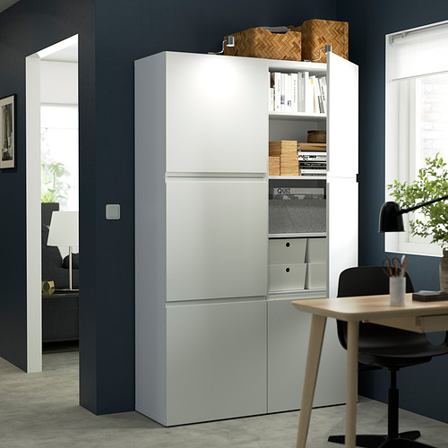 Moderna oficina con mueble de almacenaje BESTÅ, escritorio y silla negra.