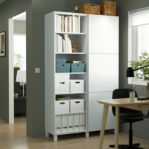 Mueble de almacenamiento BESTÅ con libros, cajas y decoración en la habitación.