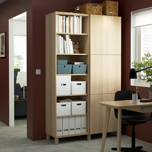 Mueble de almacenaje BESTÅ: madera clara, estanterías abiertas/cerradas, organizadas.