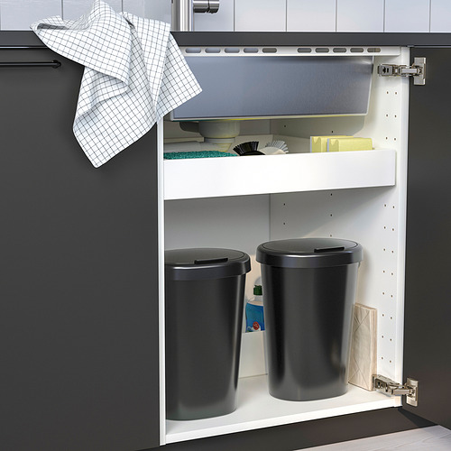 Mueble de cocina con dos cubos de basura para residuos húmedos y secos, uno de ellos con tapa.