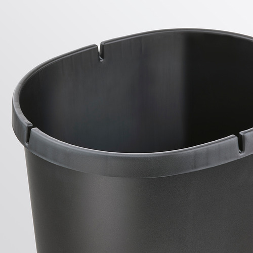 Papelera de reciclaje negra con diseño elegante y redondeado y pequeñas aberturas en la parte superior para la fijación de bolsas.