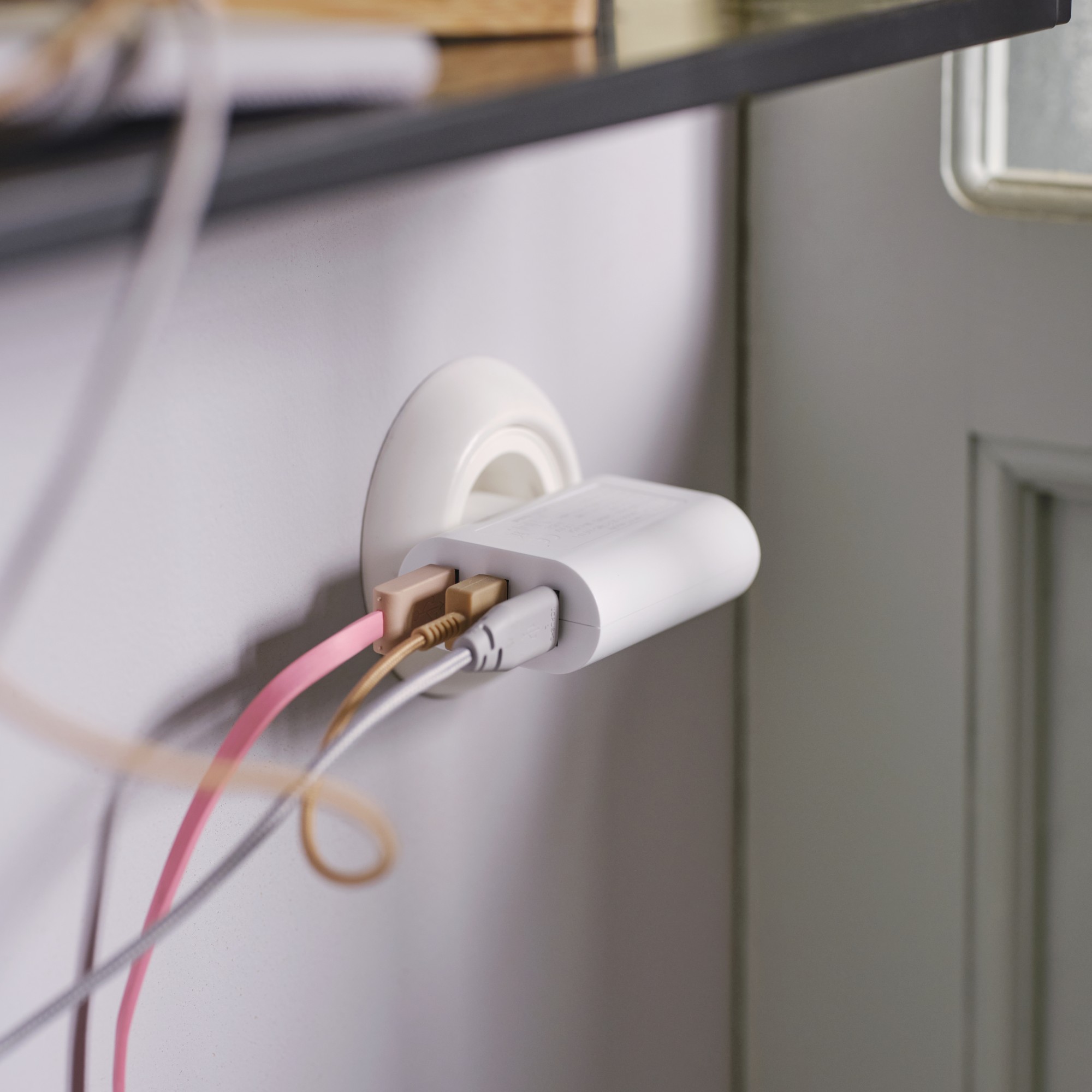 SMÅHAGEL, cargador USB con 3 puertos. 2 de 3 abrir diálogo
