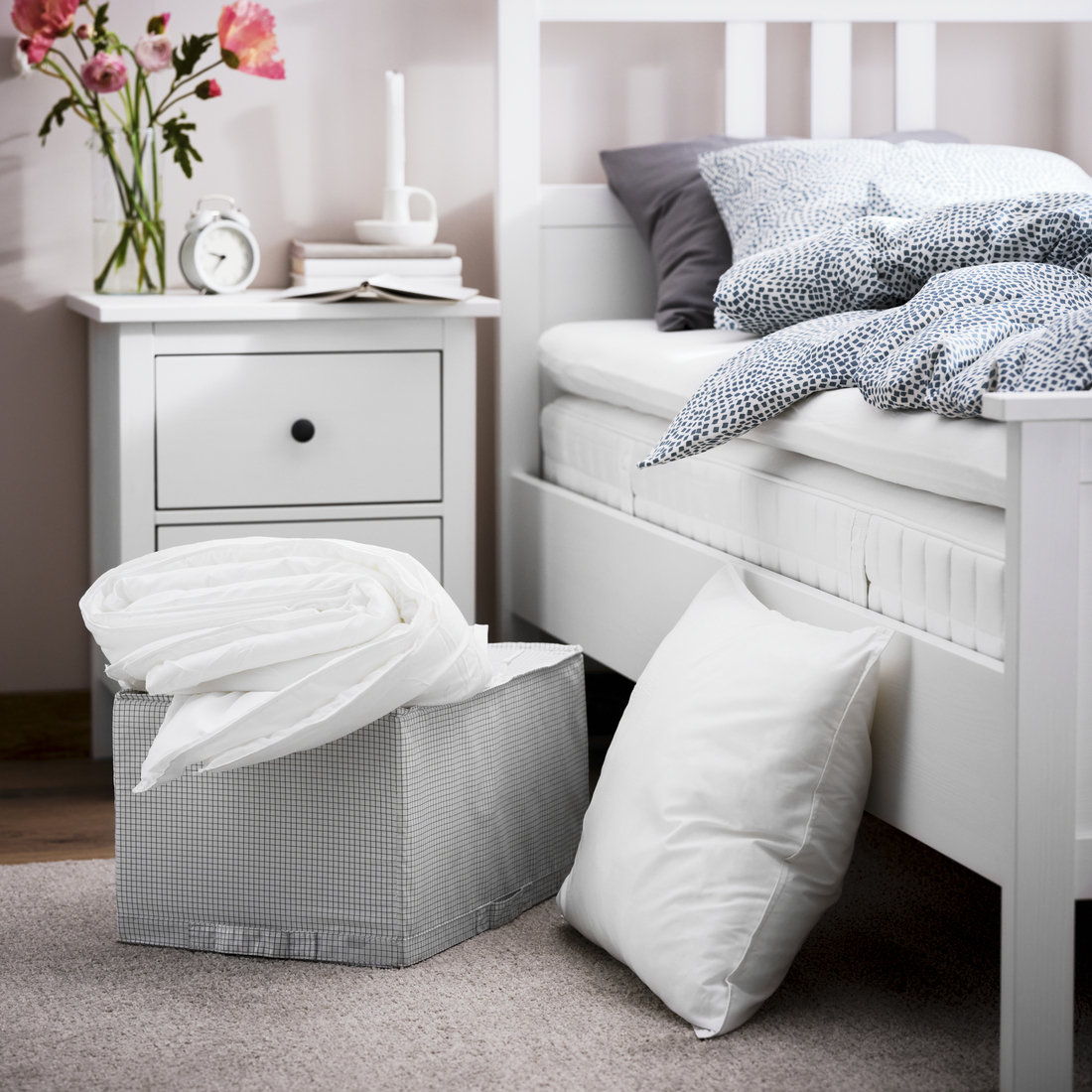 HEMNES, mesita de noche con 2 cajones. 3 de 5 abrir diálogo