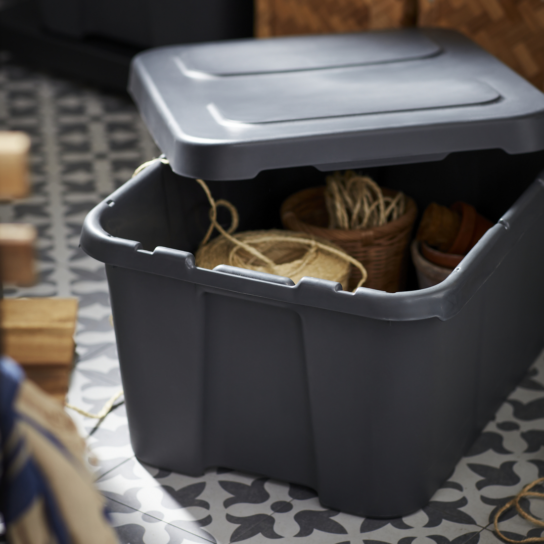 KLÄMTARE, caja con tapa para interior y exterior. 2 de 6 abrir diálogo