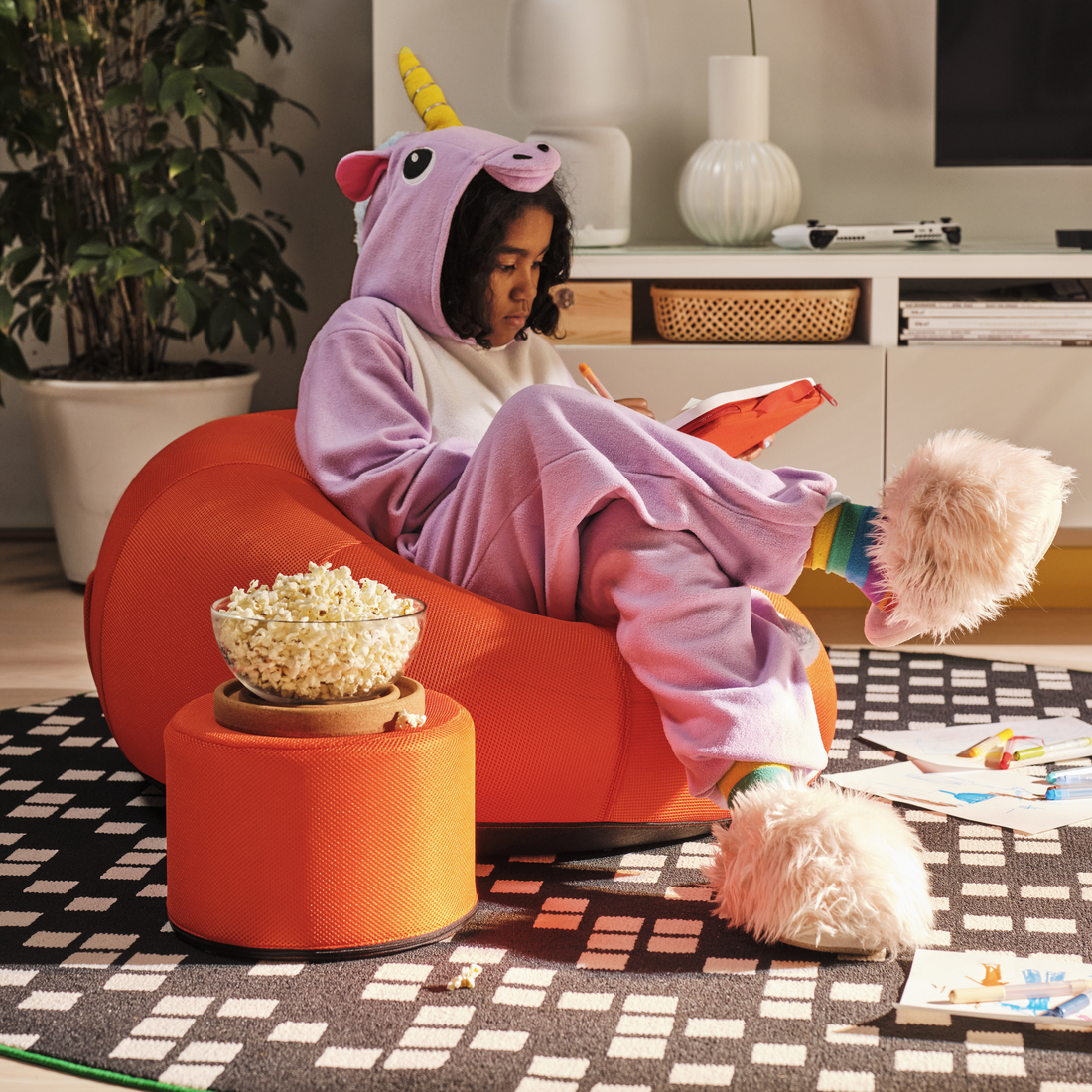 BRÄNNBOLL, inflatable gaming lounge chair. 3 of 6 open dialog