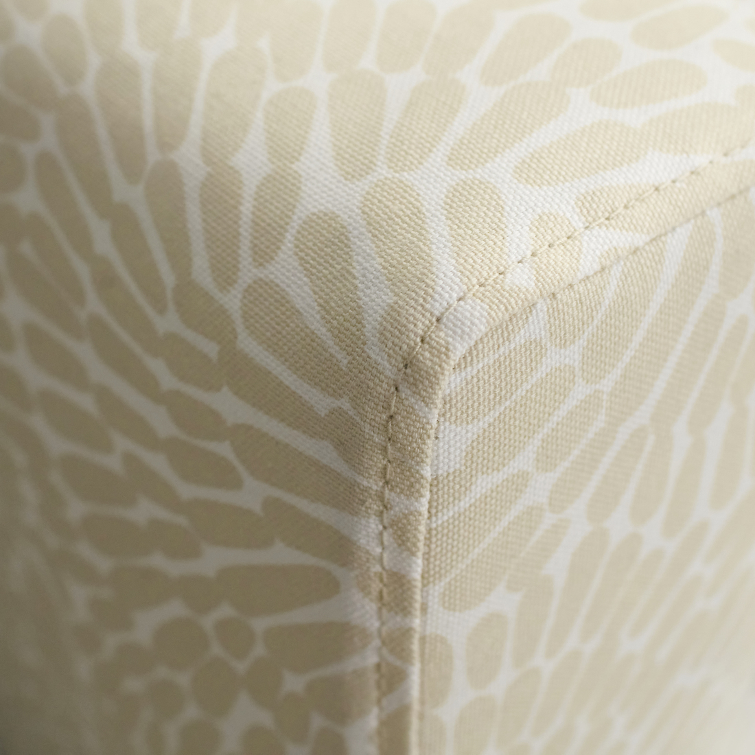 Current variation: Vittangi light beige/white