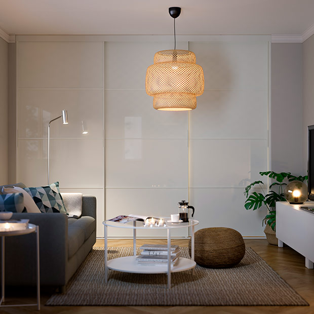 Sala luminosa con decoración funcional y puertas SKYTTA como separación elegante.