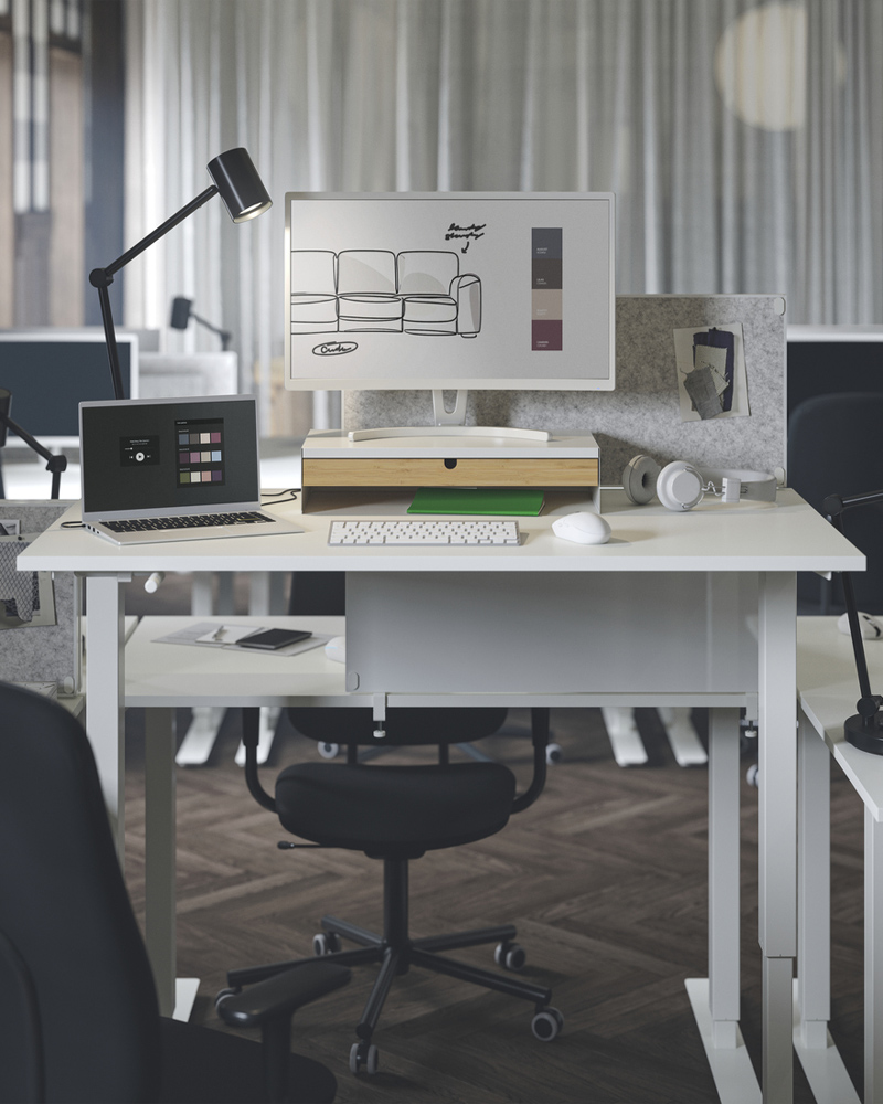 Two white TROTTEN sit/stand desks with noticeboards attached on both sides, surrounded by SMÖRKULL office chairs.
