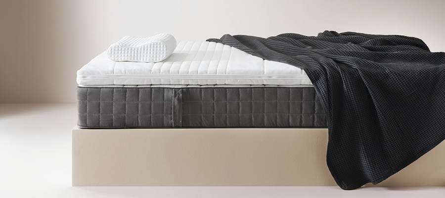 Una almohada ergonómica sobre un colchón