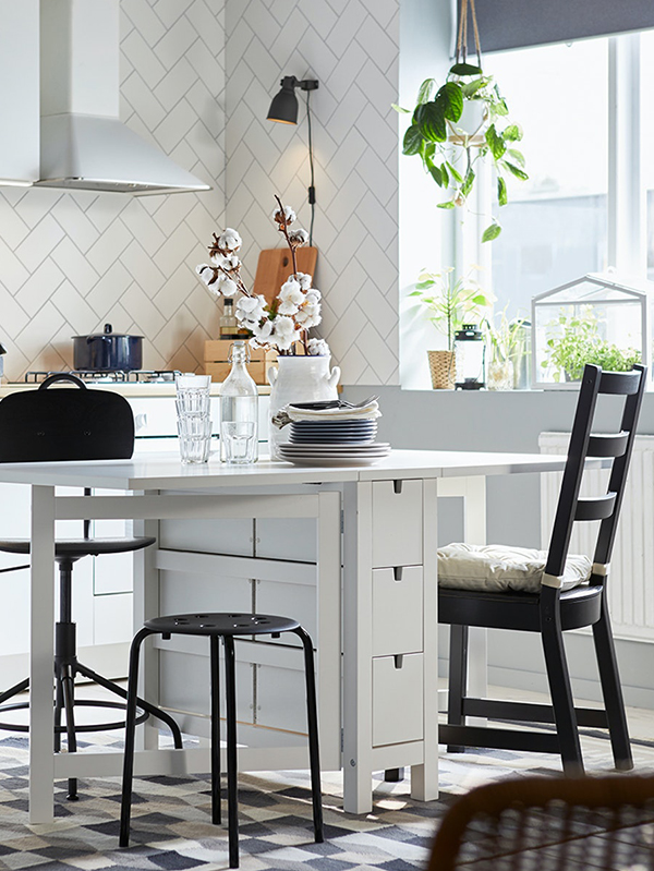 Cocina práctica con mesa NORDEN, taburete MARIUS, silla KULLABERG, silla NORDVIKEN, botella KORKEN y cojín MALINDA.