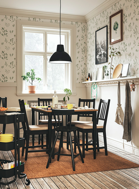 Dinnig of four chairs