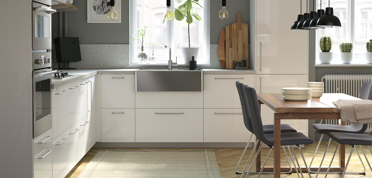 Bright kitchen with IKEA METOD cabinets, EKBACKEN countertop, MÖRBYLÅNGA table, SKURUP pendant and SMÅÄTA cutting board.