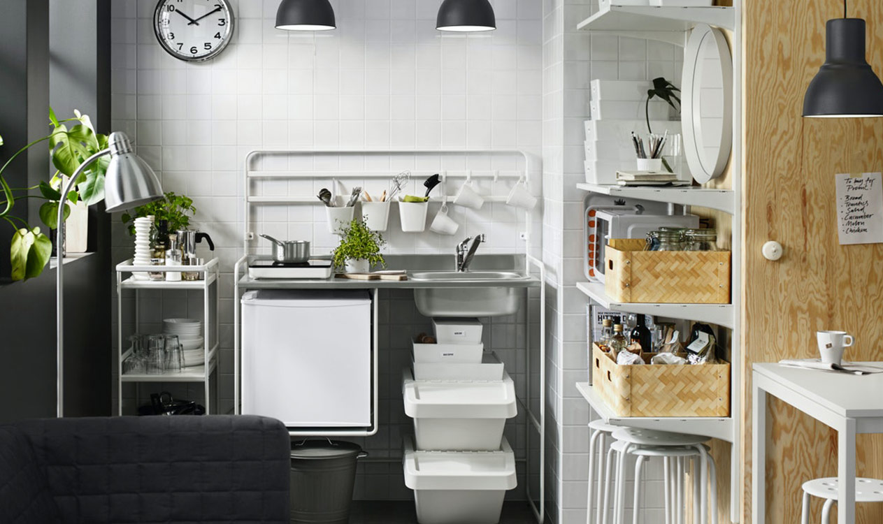 Versatile kitchen space with SUNNERSTA mini kitchen, TILLREDA induction hob, HEKTAR pendant lamps, SORTERA waste bin and IKEA 365+ cookware.