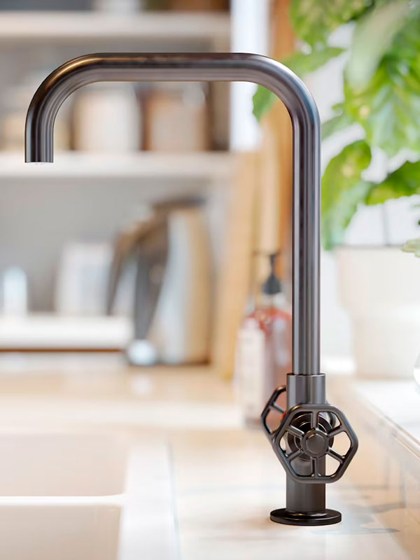 Un grifo de cocina GAMLESJÖN con control dual.