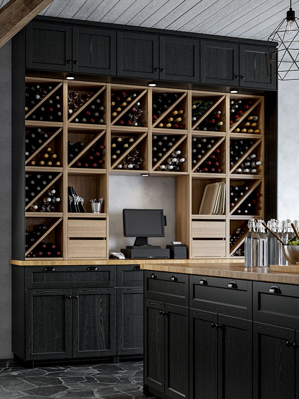 Una cocina con varias estanterías de vinos VADHOLMA y una estantería EKET.
