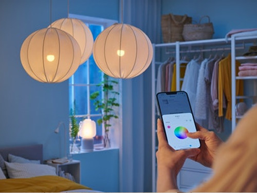 Smartphone controlando las luces LED de color en un dormitorio.