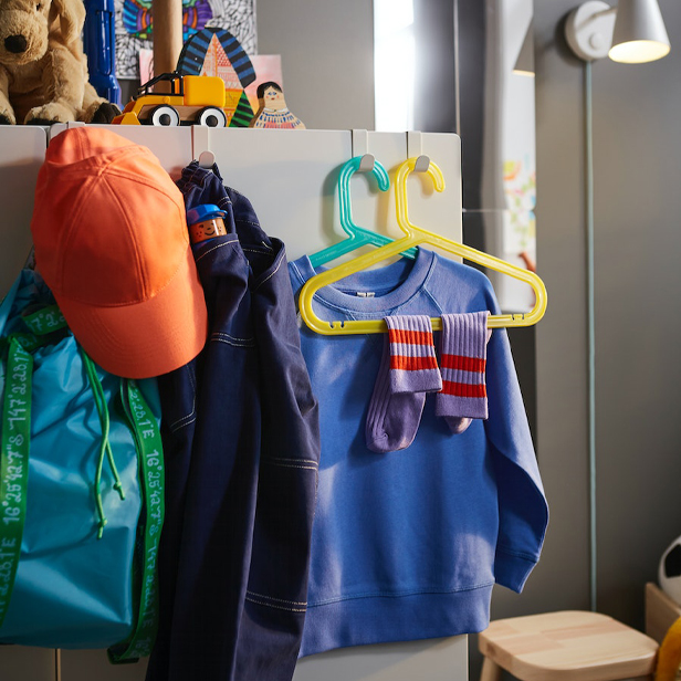 op part of a SMASTAD wardrobe with LATTHET hooks, a BLÅVINGAD backpack, and a FUBBLA wall lamp.