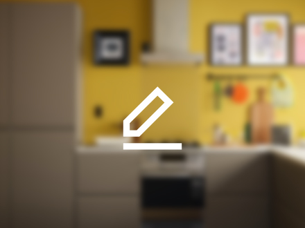 Dibujo minimalista de un lápiz escribiendo sobre una superficie, estilo vectorial, sobre un fondo de una cocina moderna completamente desenfocado.