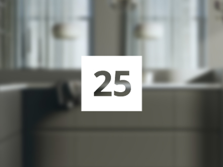 Número 25 transparente, en un marco blanco al fondo una cocina moderna completamente desenfocada.