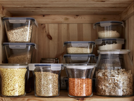 Frasco KORKEN con tapa y recipiente para alimentos IKEA 365+ sobre un gabinete.