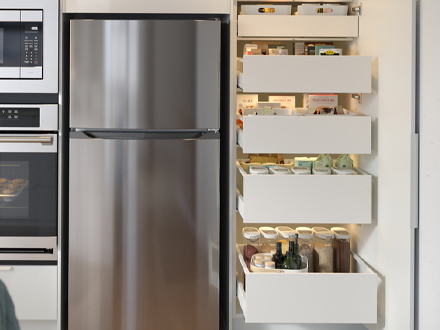 Gabinete alto METOD/MAXIMERA junto a un refrigerador.